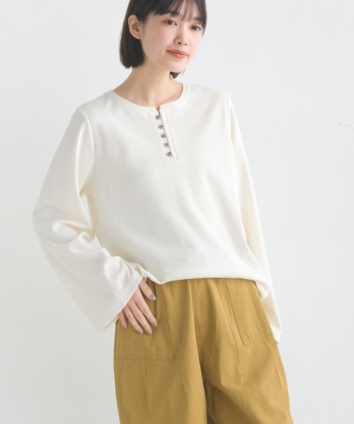 OMNES(オムネス)の「リブワイドスリーブヘンリーネック長袖プルオーバー(Tシャツ/カットソー・レディース・アイボリー/ブルー/オリーブ/ホワイト系その他/ブラック・FREE)」の12枚目の写真