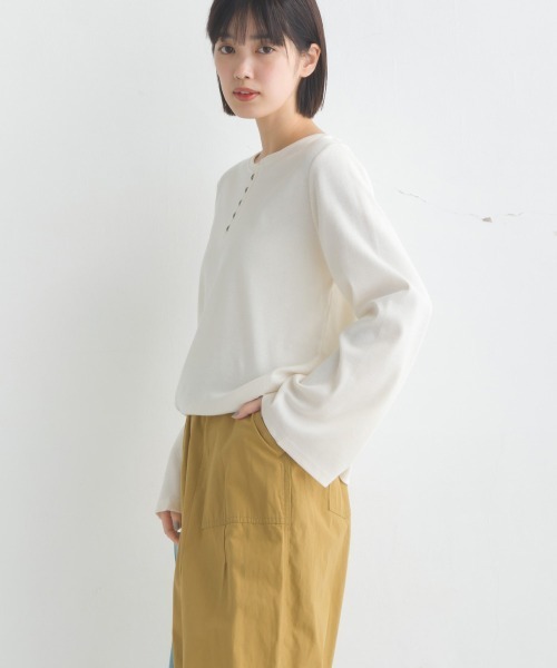 OMNES(オムネス)の「リブワイドスリーブヘンリーネック長袖プルオーバー(Tシャツ/カットソー・レディース・アイボリー/ブルー/オリーブ/ホワイト系その他/ブラック・FREE)」の13枚目の写真