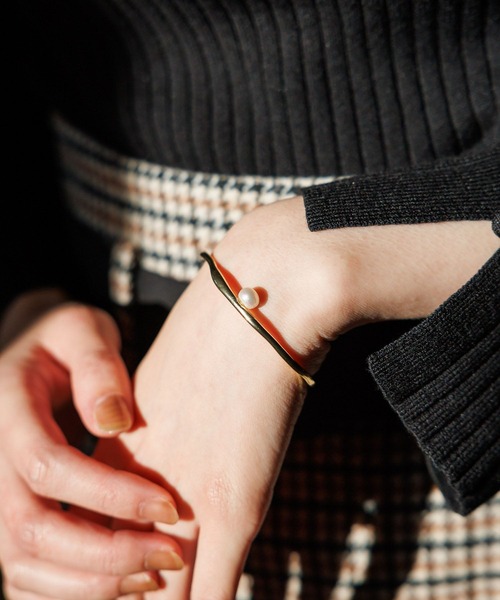 Andemiu（アンデミュウ）の「タンスイパールバングル 988120（バングル/リストバンド・レディース・ゴールド/シルバー・FREE）」の2枚目の写真