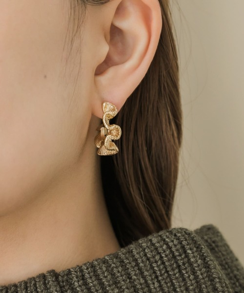 SMELLY（スメリー）の「ウェーブフープピアス（ピアス（両耳用）・レディース・ゴールド・-）」の6枚目の写真