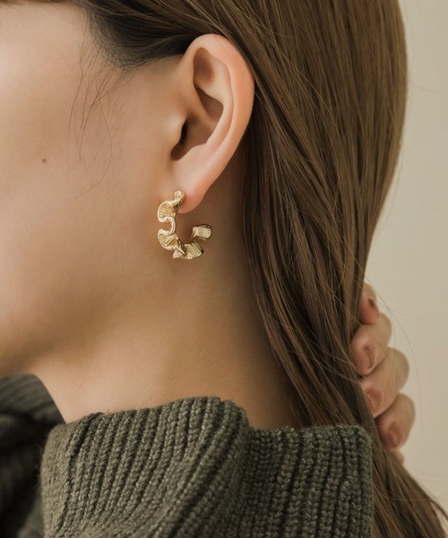 SMELLY（スメリー）の「ウェーブフープピアス（ピアス（両耳用）・レディース・ゴールド・-）」の5枚目の写真