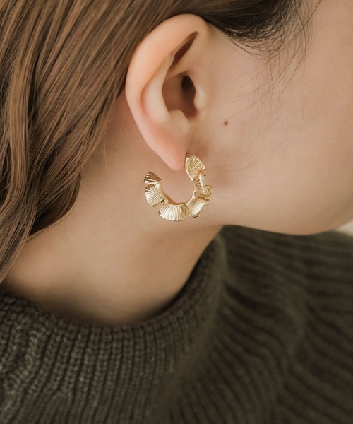 SMELLY（スメリー）の「ウェーブフープピアス（ピアス（両耳用）・レディース・ゴールド・-）」の4枚目の写真