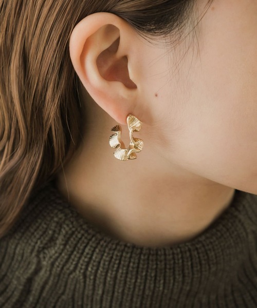 SMELLY（スメリー）の「ウェーブフープピアス（ピアス（両耳用）・レディース・ゴールド・-）」の3枚目の写真