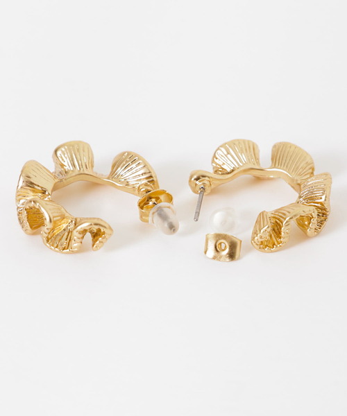 SMELLY（スメリー）の「ウェーブフープピアス（ピアス（両耳用）・レディース・ゴールド・-）」の2枚目の写真