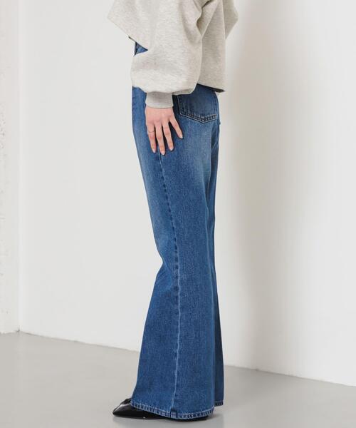 SENSE OF PLACE by URBAN RESEARCH(センスオブプレイスバイアーバンリサーチ)の「センタープレスフレアデニム(デニムパンツ・レディース・オフホワイト/ワンウォッシュ/ライトインディゴブルー・X-SMALL/LARGE/TALL/MEDIUM/SMALL)」の9枚目の写真