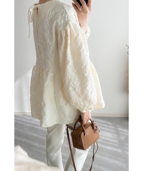 &. NOSTALGIA(アンドドットノスタルジア)の「【ZOZO限定】フラワージャガードブラウス(シャツ/ブラウス・レディース・アイボリー/ライトグレー/ブラック/グレイッシュブルー・M)」の5枚目の写真