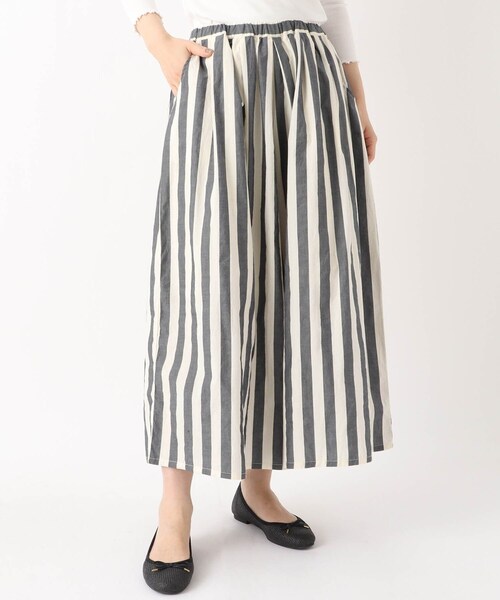 one'sterrace(ワンズテラス)の「ウエストタック入り 9分丈 フレア パンツ(その他パンツ・レディース・アイボリー系8/ブラック系8・02)」の2枚目の写真