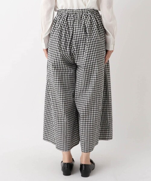 one'sterrace(ワンズテラス)の「ウエストタック入り 9分丈 フレア パンツ(その他パンツ・レディース・アイボリー系8/ブラック系8・02)」の5枚目の写真