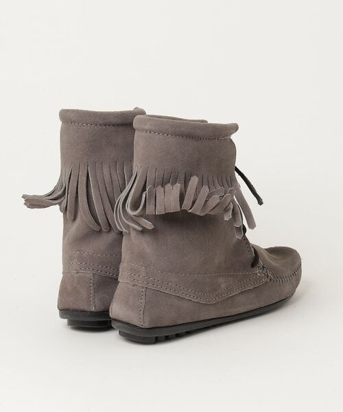 Minnetonka(ミネトンカ)の「『ミネトンカ MINNETONKA』FRINGE ANKLE TRAMPER BOOT(ブーツ・レディース・グレー・21.5cm)」の2枚目の写真