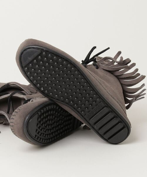 Minnetonka(ミネトンカ)の「『ミネトンカ MINNETONKA』FRINGE ANKLE TRAMPER BOOT(ブーツ・レディース・グレー・21.5cm)」の3枚目の写真