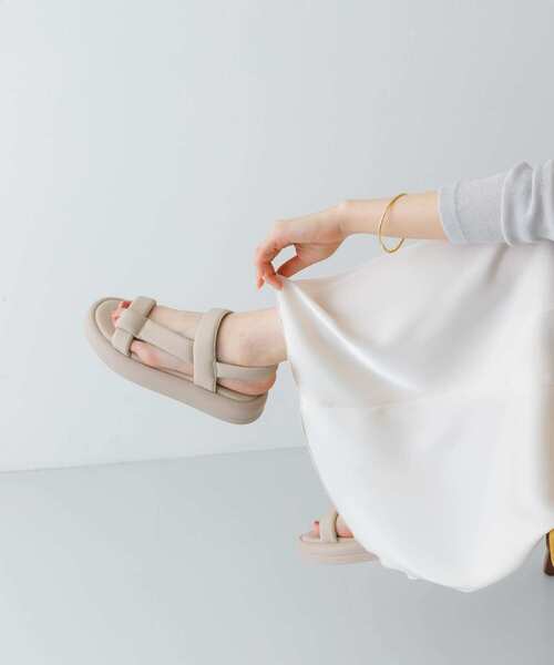 RODE SKO（ロデスコ）の「ストラップパフサンダル（サンダル・レディース・ライトグレー/ブラック・36/37/38）」の2枚目の写真