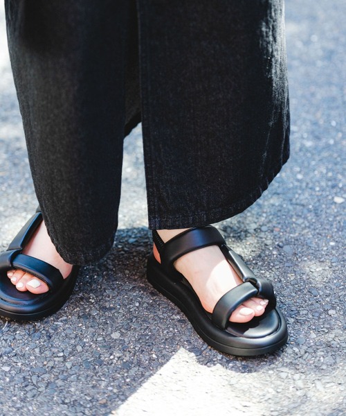 RODE SKO（ロデスコ）の「ストラップパフサンダル（サンダル・レディース・ライトグレー/ブラック・36/37/38）」の3枚目の写真