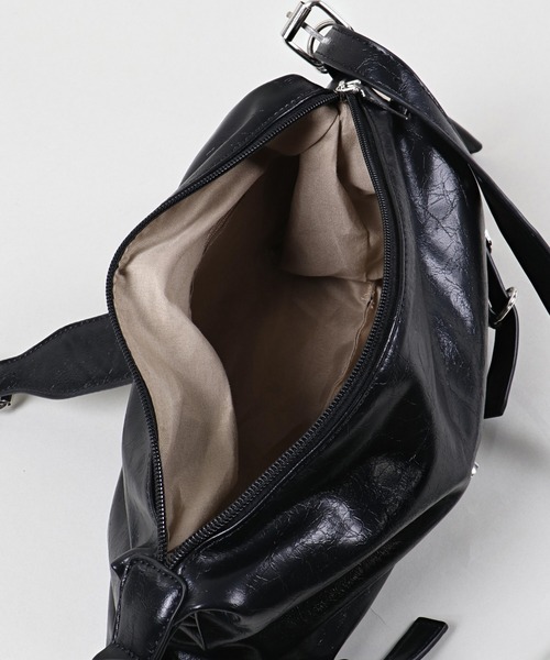 SPINNS（スピンズ）の「細ベルトダイ合皮ショルダーバッグ（ショルダーバッグ・レディース・ダークブラウン/ブラック・ONESIZE）」の7枚目の写真