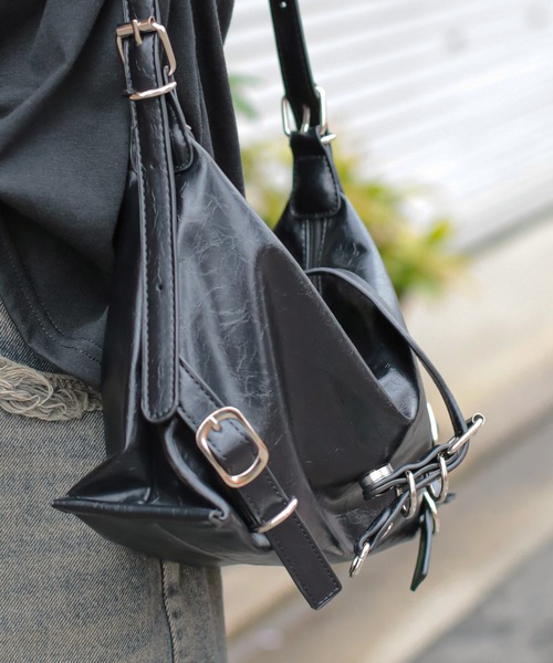 SPINNS（スピンズ）の「細ベルトダイ合皮ショルダーバッグ（ショルダーバッグ・レディース・ダークブラウン/ブラック・ONESIZE）」の11枚目の写真