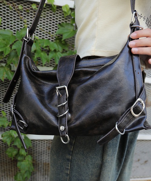 SPINNS（スピンズ）の「細ベルトダイ合皮ショルダーバッグ（ショルダーバッグ・レディース・ダークブラウン/ブラック・ONESIZE）」の19枚目の写真