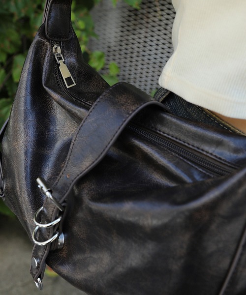 SPINNS（スピンズ）の「細ベルトダイ合皮ショルダーバッグ（ショルダーバッグ・レディース・ダークブラウン/ブラック・ONESIZE）」の20枚目の写真