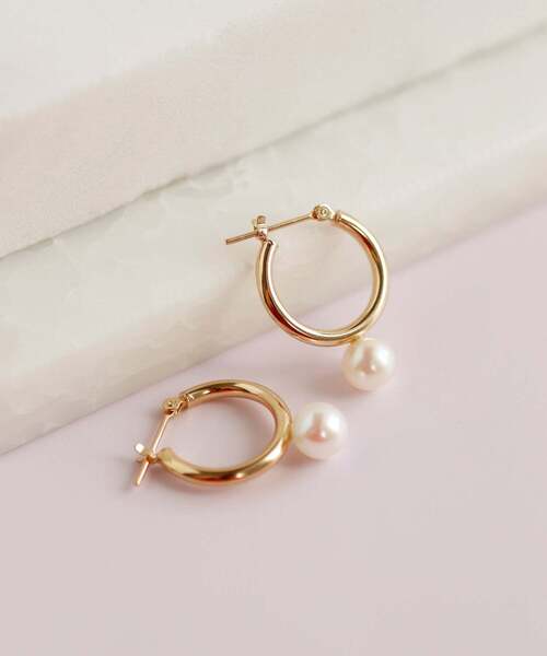 SIENA ROSE（シエナロゼ）の「パイプフープパールピアス[L]（ピアス（両耳用）・レディース・イエローゴールド・FREE）」の3枚目の写真