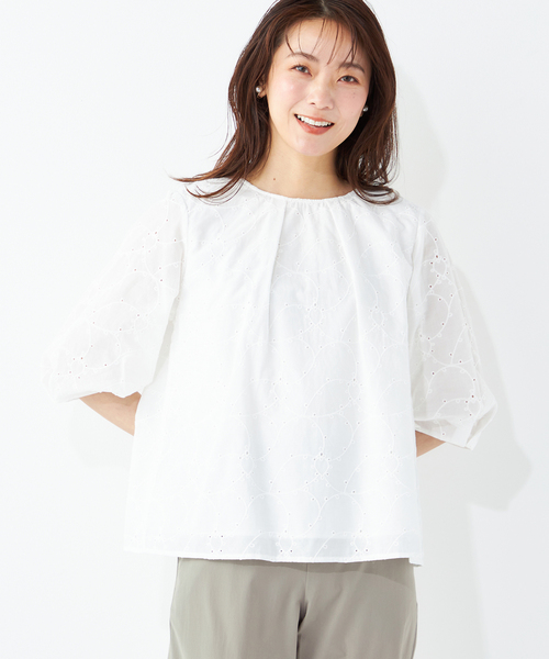 A/C DESIGN BY ALPHA CUBIC(エーシーデザインバイアルファキュービック)の「刺しゅうブラウス(シャツ/ブラウス・レディース・ネイビー/オフホワイト/サックスブルー・11号/9号)」の2枚目の写真