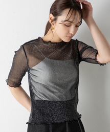 ハイネックと、袖のメローデザインが大人可愛く、いつものコーデに華やかさをプラスするラメ混の素材のシアーメロウ5分袖トップス