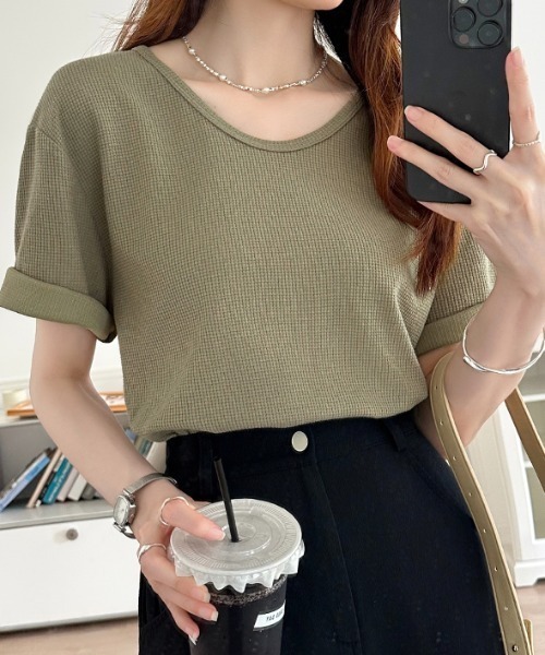 COCOMOMO（ココモモ）の「【2タイプ×カラー展開あり】 ワッフルTシャツ 半袖 Tシャツ カットソー 夏服（Tシャツ/カットソー・レディース・ホワイト/スカイブルー/ブラック/アイボリー系/アイボリー/オレンジ/ライトグレー/グリーン系/ピンク/グリーン/ホワイト系/ブラック系/オレンジ系・L/M）」の9枚目の写真