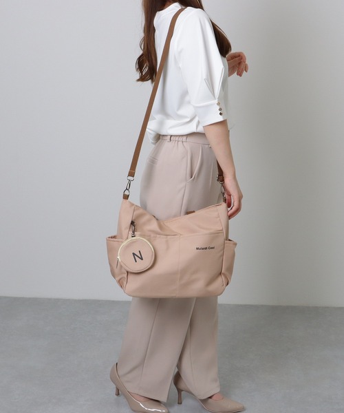 Lace Ladies(レースレディース)の「ソリッドカラー 多ポケット 2WAY ビッグ ショルダーバッグ(トートバッグ・レディース・ブラック/アイボリー/ベージュ・FREE)」の4枚目の写真