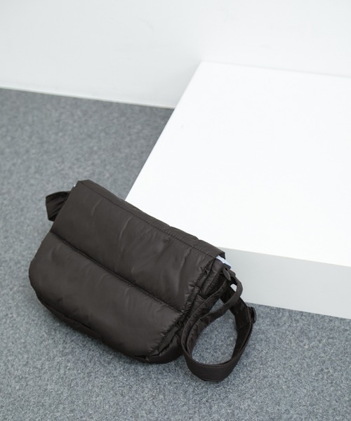 le cercle ADAM ET ROPE'(ルセルクルアダムエロペ)の「中綿クッションミニショルダーバッグ(ショルダーバッグ・レディース・ブラック/ダークラベンダー/シルバー・FREE)」の2枚目の写真