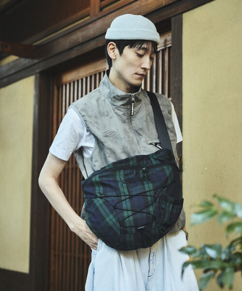 UMBRO（アンブロ）の「UMBRO/アンブロ SP Body BAG/別注 ボディバッグ（ショルダーバッグ・メンズ・オフホワイト/チャコールグレー/ブラック/ベージュ系/チェック/グレー系/ベージュ系その他2/ブラック系その他・ﾌﾘ-）」の15枚目の写真