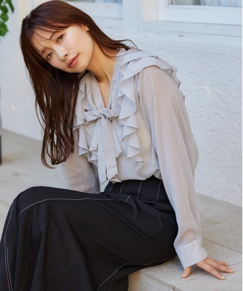 mysty woman(ミスティウーマン)の「ラッフルタイブラウス 315698(シャツ/ブラウス・レディース・アイボリー/グレー/ブラック・FREE)」の3枚目の写真