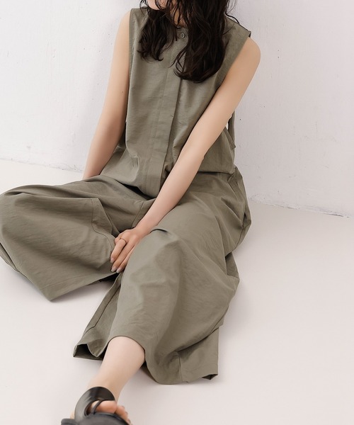 emesuelee(エメスーリー)の「ツイルワッシャー ノースリーブオールインワン(サロペット/オーバーオール・レディース・ブラック/オリーブ/ブルー・フリー)」の3枚目の写真