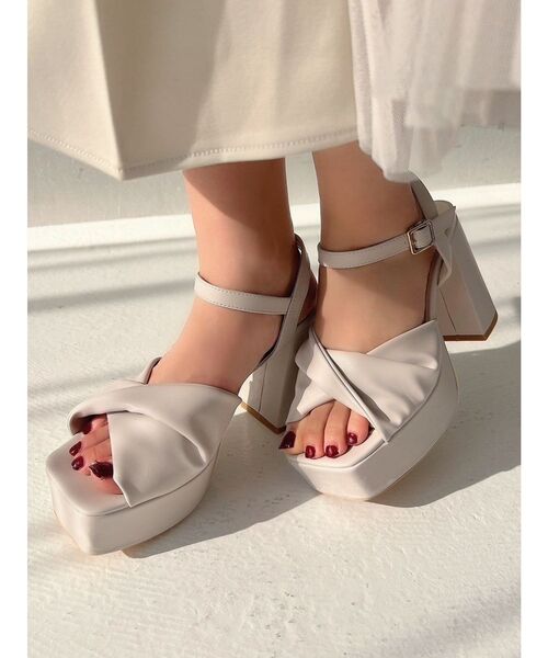 RESEXXY(リゼクシー)の「ツイスト厚底サンダル(サンダル・レディース・ホワイト/ベージュ/ブラック・SMALL/MEDIUM/LARGE)」の3枚目の写真