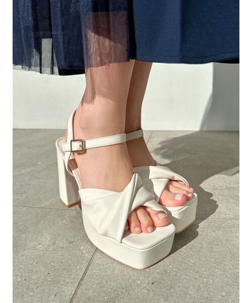 RESEXXY(リゼクシー)の「ツイスト厚底サンダル(サンダル・レディース・ホワイト/ベージュ/ブラック・SMALL/MEDIUM/LARGE)」の5枚目の写真