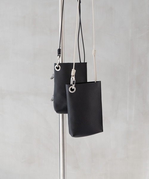 Senti(センティ)の「【 SENTI 】SHRINK LEATHER MINI SHOULDER BAG シュリンクレザーミニショルダーバッグ(ショルダーバッグ・メンズ・アイボリー/ブラック/ブラック系その他・FREE)」の6枚目の写真