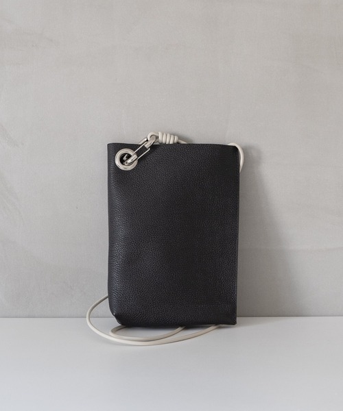 Senti(センティ)の「【 SENTI 】SHRINK LEATHER MINI SHOULDER BAG シュリンクレザーミニショルダーバッグ(ショルダーバッグ・メンズ・アイボリー/ブラック/ブラック系その他・FREE)」の8枚目の写真
