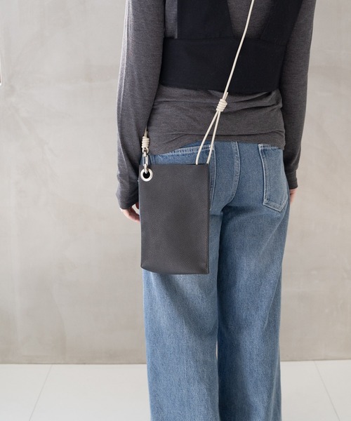 Senti(センティ)の「【 SENTI 】SHRINK LEATHER MINI SHOULDER BAG シュリンクレザーミニショルダーバッグ(ショルダーバッグ・メンズ・アイボリー/ブラック/ブラック系その他・FREE)」の9枚目の写真