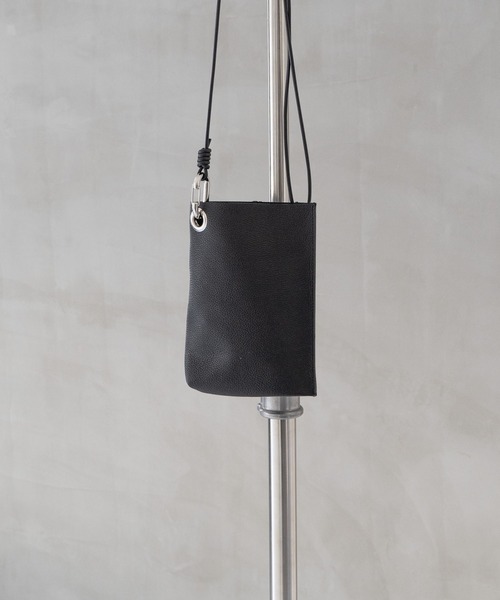 Senti(センティ)の「【 SENTI 】SHRINK LEATHER MINI SHOULDER BAG シュリンクレザーミニショルダーバッグ(ショルダーバッグ・メンズ・アイボリー/ブラック/ブラック系その他・FREE)」の14枚目の写真