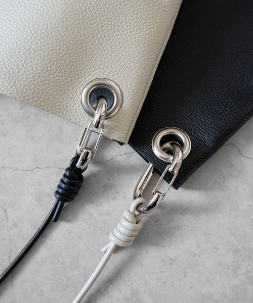 Senti(センティ)の「【 SENTI 】SHRINK LEATHER MINI SHOULDER BAG シュリンクレザーミニショルダーバッグ(ショルダーバッグ・メンズ・アイボリー/ブラック/ブラック系その他・FREE)」の21枚目の写真
