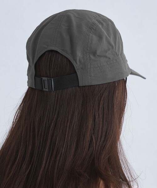 green label relaxing（グリーンレーベルリラクシング）の「2WAY コード付き キャップ 2 / CAP - UVカット -（キャップ・レディース・ナチュラル/ブラック/ダークグレー・FREE）」の5枚目の写真