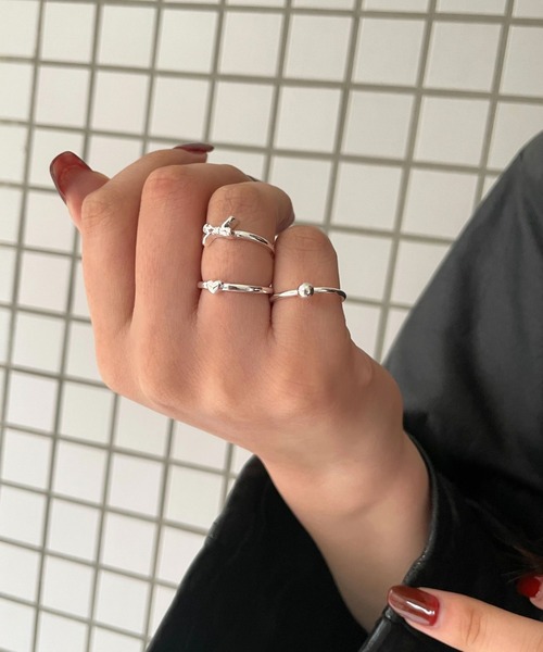 FOREVER 21（フォーエバー トゥエンティーワン）の「リボンSETリング2（リング・レディース・ゴールド/シルバー・FREE）」の2枚目の写真