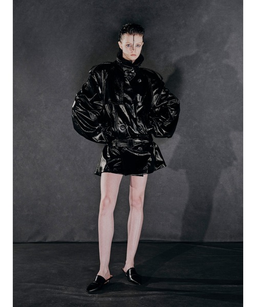 JOHN LAWRENCE SULLIVAN（ジョンローレンスサリバン）の「PATENT SHORT TRENCH COAT（トレンチコート・レディース・ブラック・SMALL）」の3枚目の写真