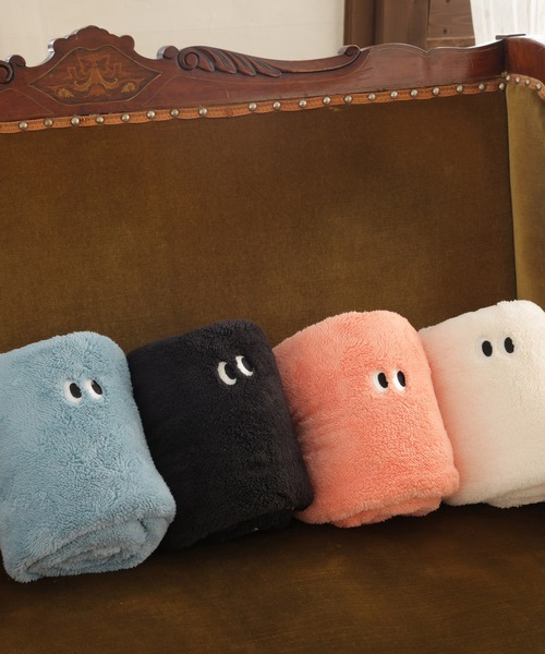 ALTROSE（アルトローズ）の「モンスター 3way ブランケット 防寒 節電 ボア コンパクト 刺繍 ひざ掛け（ブランケット・レディース・ブラック/アイボリー/オレンジ/ブルー・FREE）」の6枚目の写真