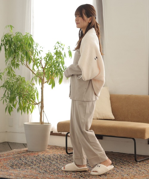 ALTROSE（アルトローズ）の「モンスター 3way ブランケット 防寒 節電 ボア コンパクト 刺繍 ひざ掛け（ブランケット・レディース・ブラック/アイボリー/オレンジ/ブルー・FREE）」の11枚目の写真