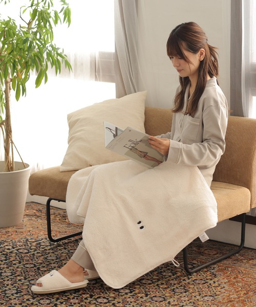 ALTROSE（アルトローズ）の「モンスター 3way ブランケット 防寒 節電 ボア コンパクト 刺繍 ひざ掛け（ブランケット・レディース・ブラック/アイボリー/オレンジ/ブルー・FREE）」の13枚目の写真