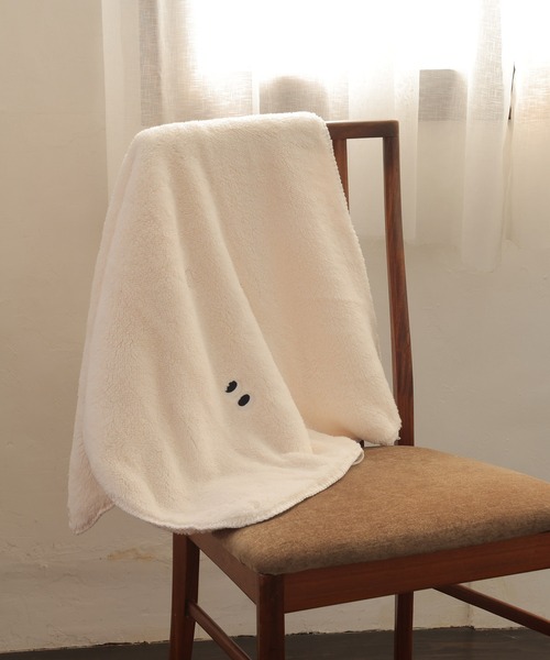 ALTROSE（アルトローズ）の「モンスター 3way ブランケット 防寒 節電 ボア コンパクト 刺繍 ひざ掛け（ブランケット・レディース・ブラック/アイボリー/オレンジ/ブルー・FREE）」の14枚目の写真