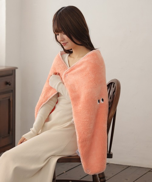 ALTROSE（アルトローズ）の「モンスター 3way ブランケット 防寒 節電 ボア コンパクト 刺繍 ひざ掛け（ブランケット・レディース・ブラック/アイボリー/オレンジ/ブルー・FREE）」の16枚目の写真