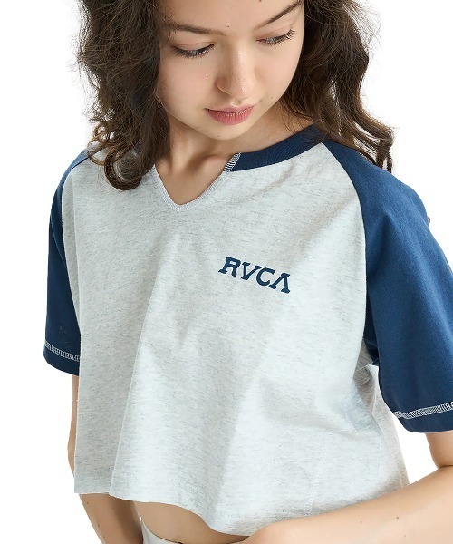 RVCA（ルーカ）の「RVCA レディース TAOS CROPPED RAGLAN ST Tシャツ 【2025年夏モデル】/ルーカラグランスリーブクロップド丈半袖Tシャツ（Tシャツ/カットソー・レディース・グレー/ブラウン系その他/ホワイト・SMALL/MEDIUM/LARGE）」の18枚目の写真