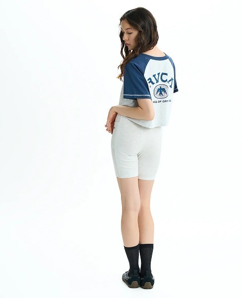 RVCA（ルーカ）の「RVCA レディース TAOS CROPPED RAGLAN ST Tシャツ 【2025年夏モデル】/ルーカラグランスリーブクロップド丈半袖Tシャツ（Tシャツ/カットソー・レディース・グレー/ブラウン系その他/ホワイト・SMALL/MEDIUM/LARGE）」の16枚目の写真
