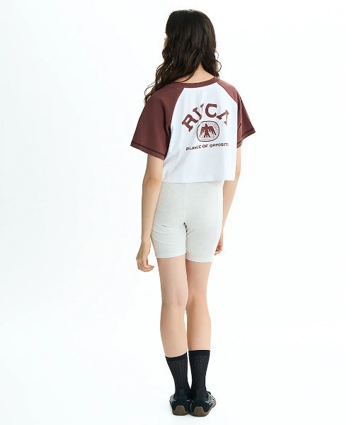 RVCA（ルーカ）の「RVCA レディース TAOS CROPPED RAGLAN ST Tシャツ 【2025年夏モデル】/ルーカラグランスリーブクロップド丈半袖Tシャツ（Tシャツ/カットソー・レディース・グレー/ブラウン系その他/ホワイト・SMALL/MEDIUM/LARGE）」の8枚目の写真