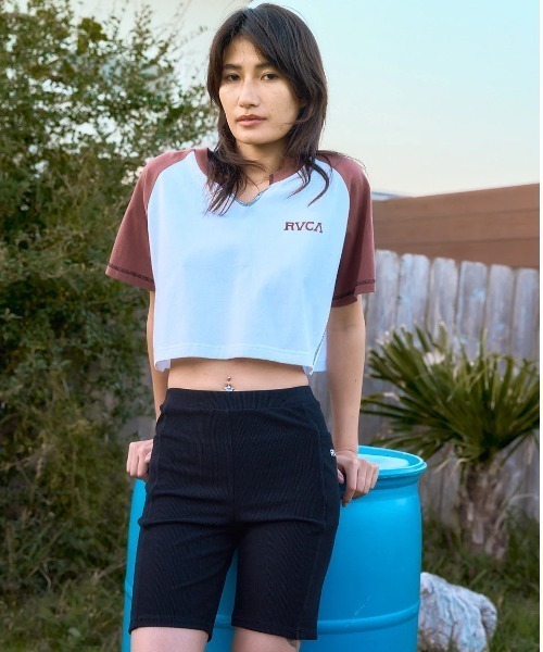 RVCA（ルーカ）の「RVCA レディース TAOS CROPPED RAGLAN ST Tシャツ 【2025年夏モデル】/ルーカラグランスリーブクロップド丈半袖Tシャツ（Tシャツ/カットソー・レディース・グレー/ブラウン系その他/ホワイト・SMALL/MEDIUM/LARGE）」の6枚目の写真