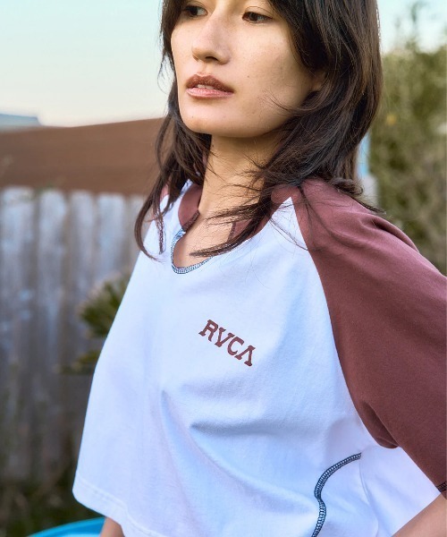 RVCA（ルーカ）の「RVCA レディース TAOS CROPPED RAGLAN ST Tシャツ 【2025年夏モデル】/ルーカラグランスリーブクロップド丈半袖Tシャツ（Tシャツ/カットソー・レディース・グレー/ブラウン系その他/ホワイト・SMALL/MEDIUM/LARGE）」の5枚目の写真