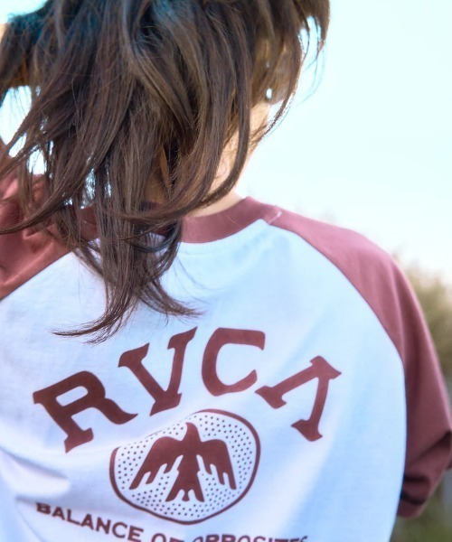 RVCA（ルーカ）の「RVCA レディース TAOS CROPPED RAGLAN ST Tシャツ 【2025年夏モデル】/ルーカラグランスリーブクロップド丈半袖Tシャツ（Tシャツ/カットソー・レディース・グレー/ブラウン系その他/ホワイト・SMALL/MEDIUM/LARGE）」の4枚目の写真